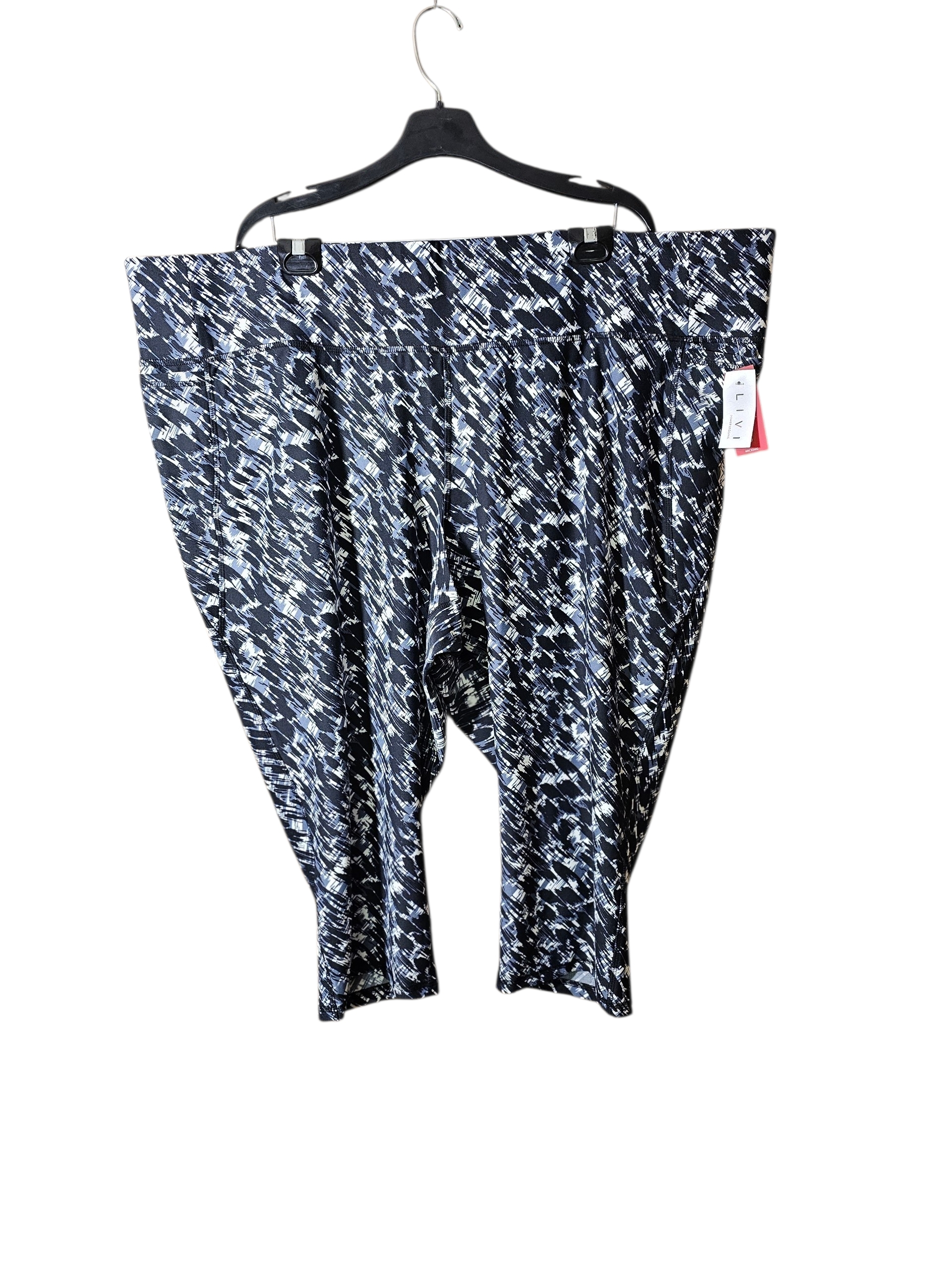 Livi Active Black & White Printed Capri Pants
